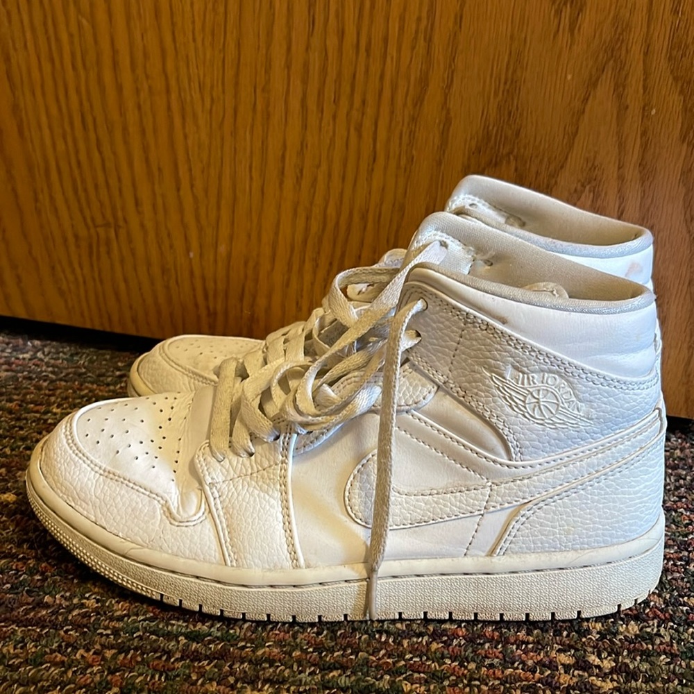 White Air Jordans size 7 good condtion